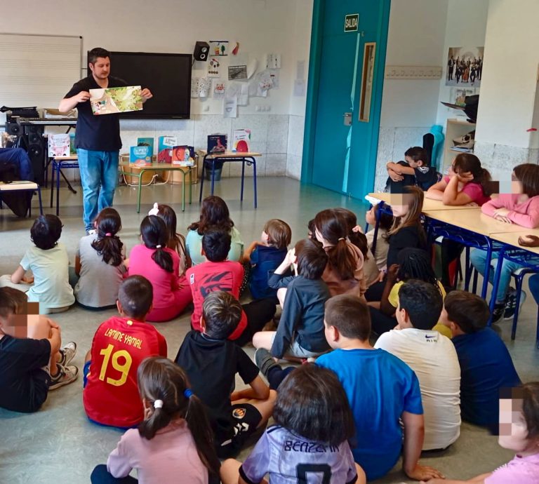 Cuentacuentos con niños en aula escolar