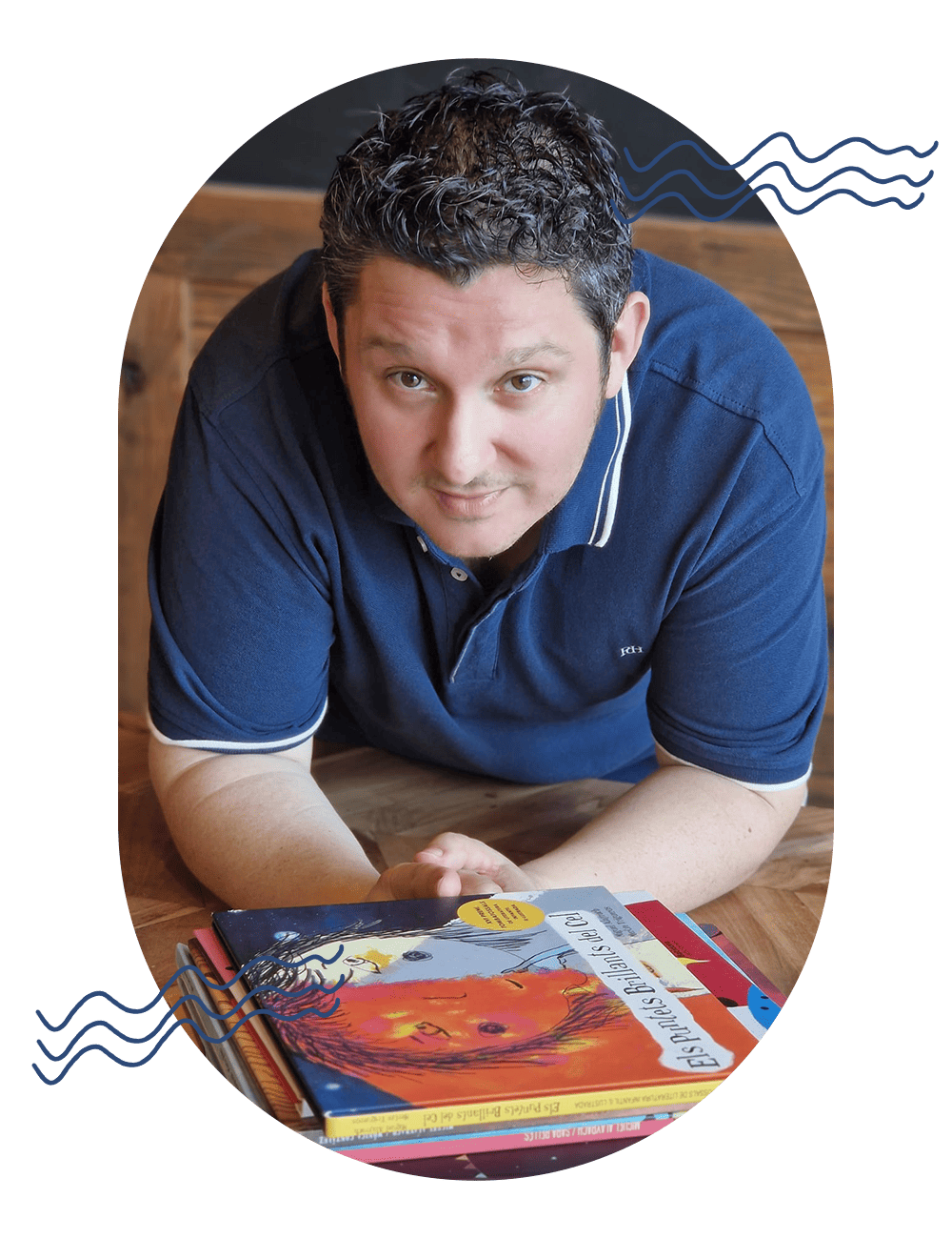 Hombre sentado con libros en una mesa