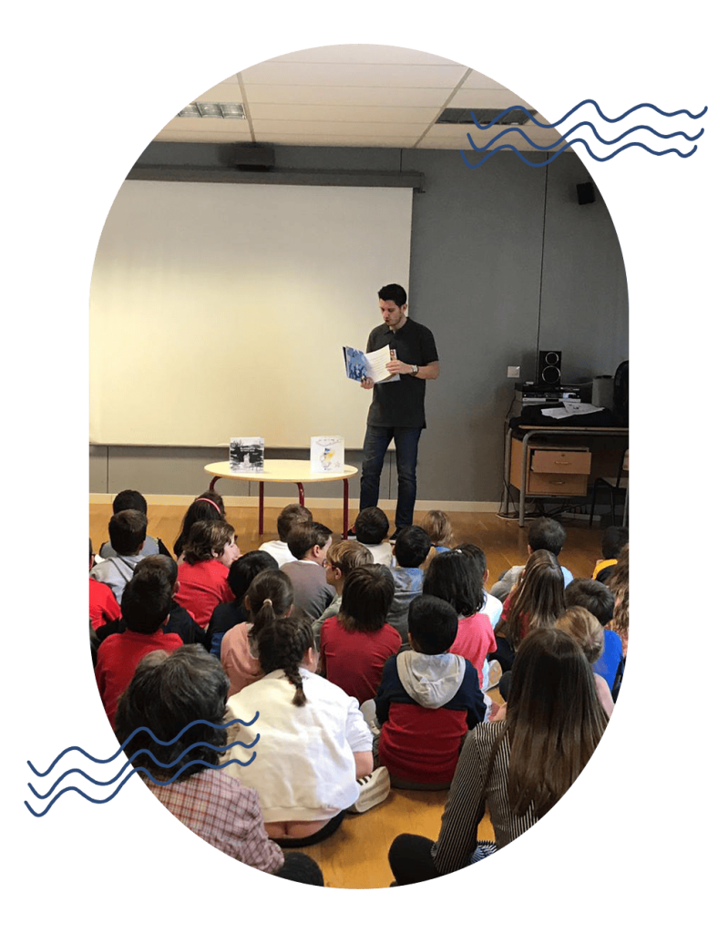 Un cuentacuentos leyendo ante niños atentos.