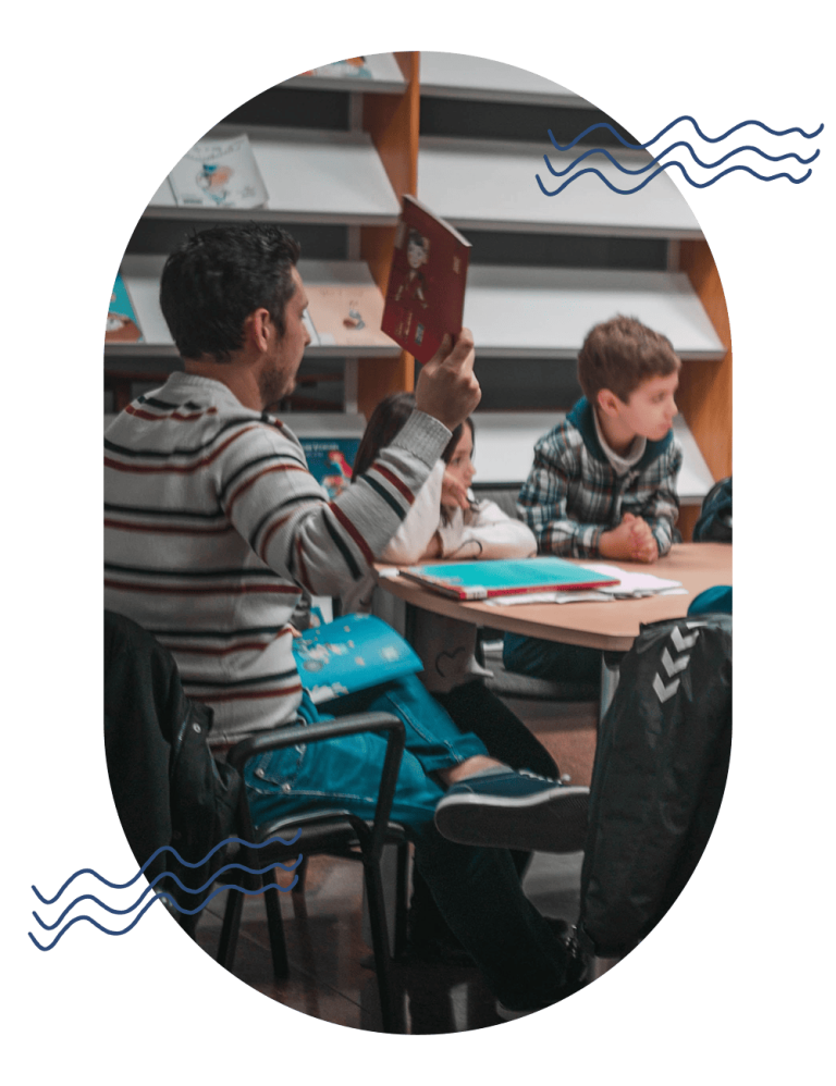 Clase de lectura con niños y un libro.