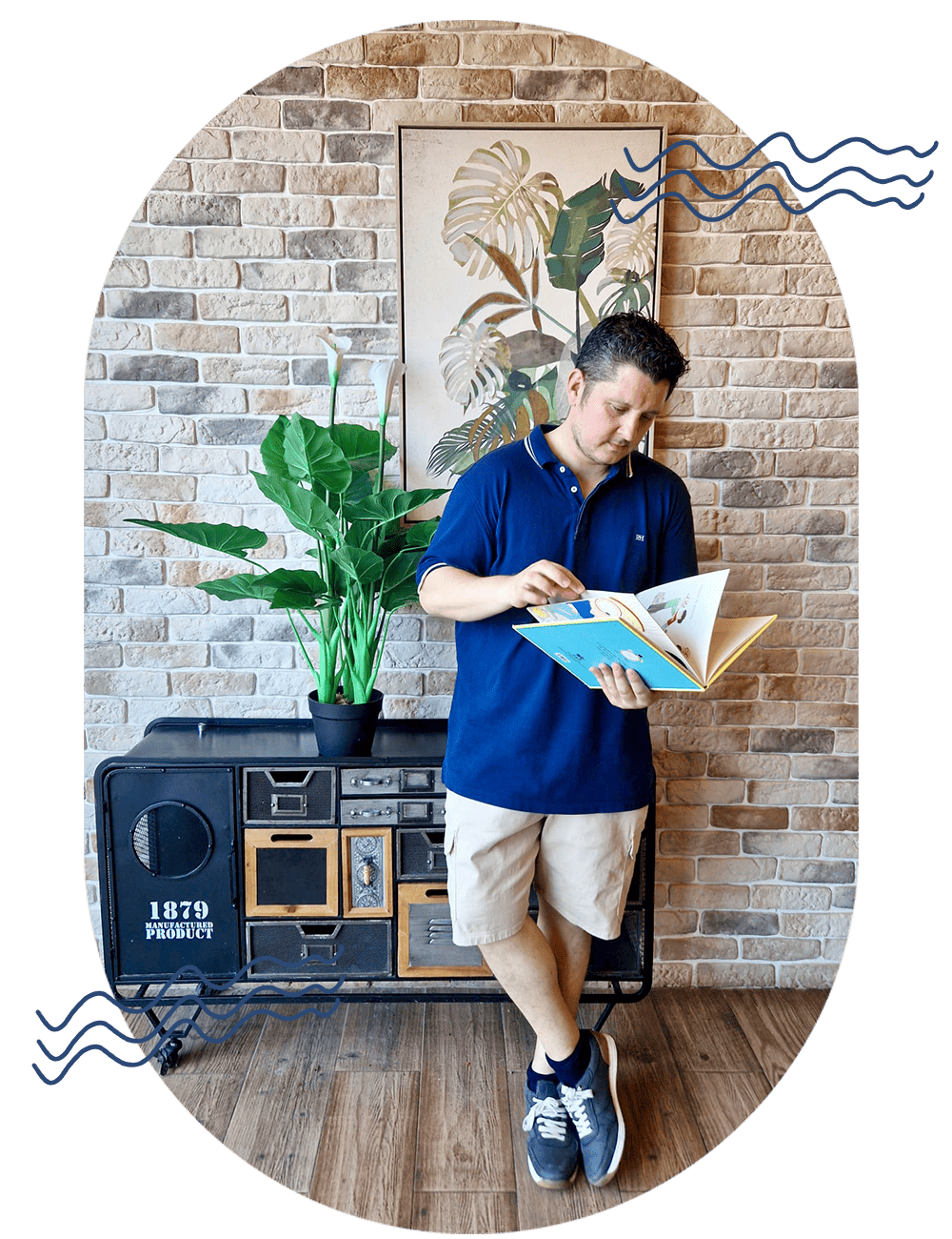 Hombre leyendo un libro junto a planta interior.