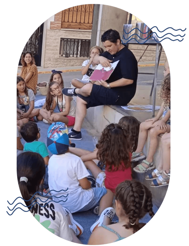Cuentacuentos en una actividad infantil al aire libre