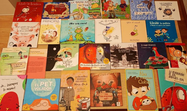 Varios libros infantiles sobre aventuras y enseñanzas.